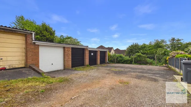 Photo 2 — Garage, Chatsworth Avenue