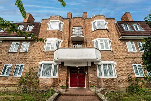Oakhall Drive, Sunbury-on-Thames, TW16, photo 3