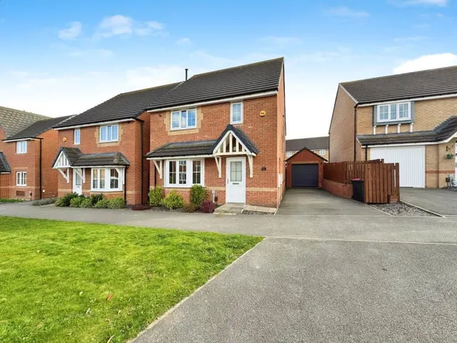 4 bedroom house — Bluebell Lane, Thurcroft, ROTHERHAM