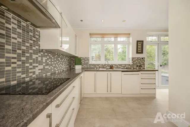 Photo 3 — Hacton Lane, Hornchurch, RM12