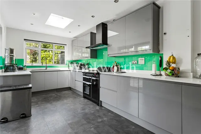 3 bedroom house — Morton Way, London, N14