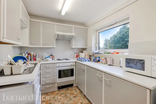 Ashley Avenue, Epsom, KT18, photo 3