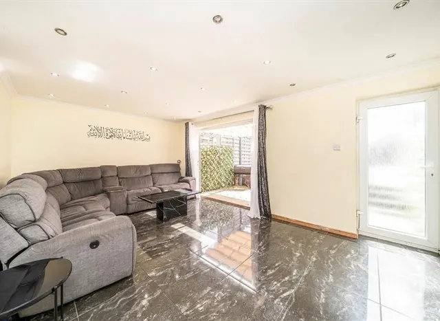 Woolwich Road, Charlton, SE7, photo 1