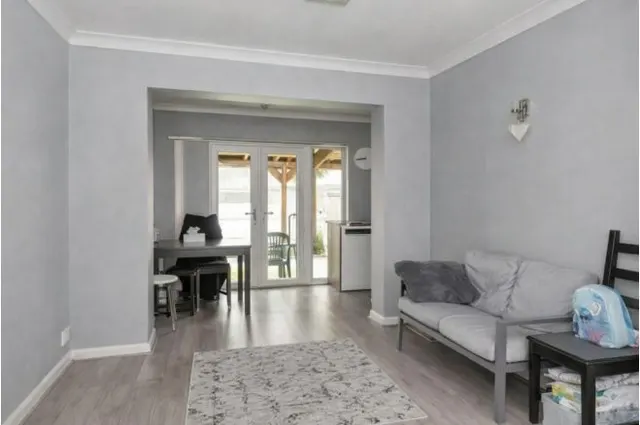Photo 3 — Bramblewood Close, Carshalton