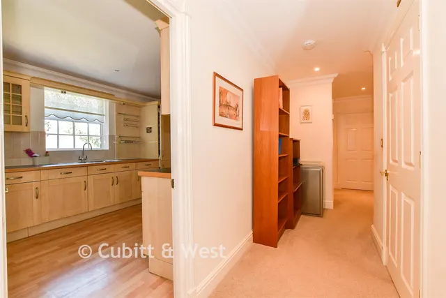 Potters Place, Horsham, RH12, photo 2