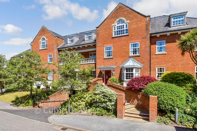 Potters Place, Horsham, RH12, photo 1