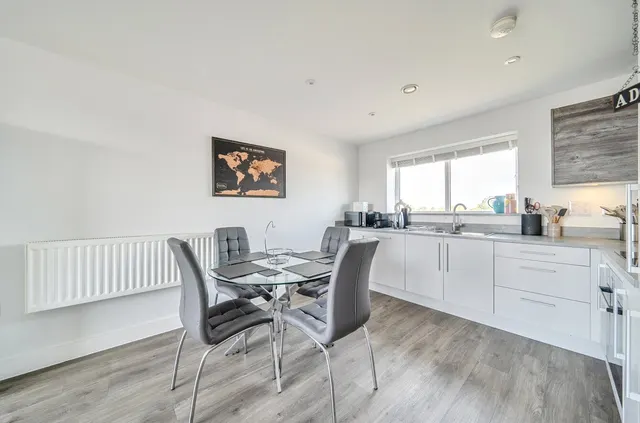 Aspect Place, Hersham, KT12, photo 3