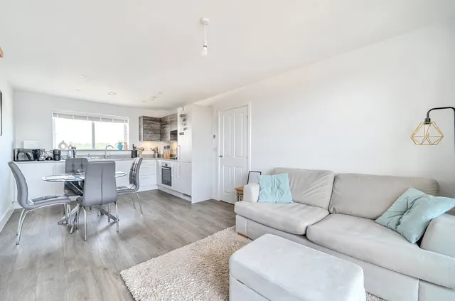 Aspect Place, Hersham, KT12, photo 2