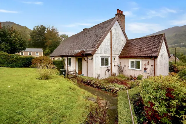 Park Crescent, Clydach, NP7, photo 1