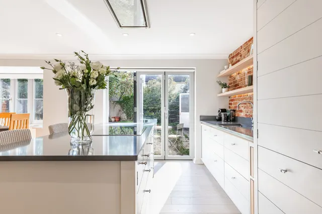 Beautifully Renovated Family Home in, photo 2