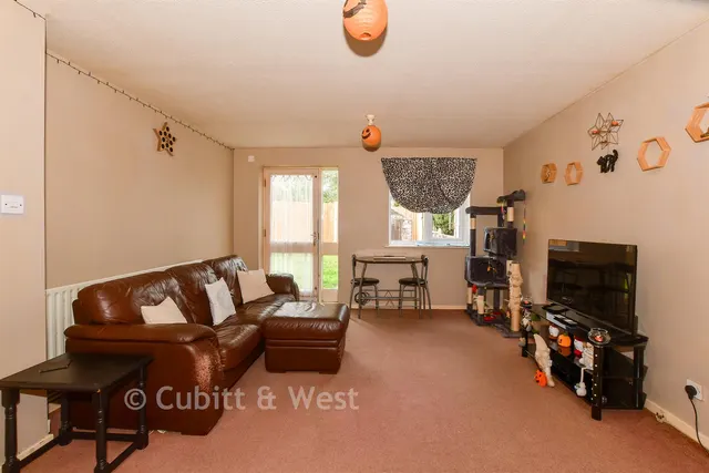 Ramblers Way, Crawley, RH11, photo 2