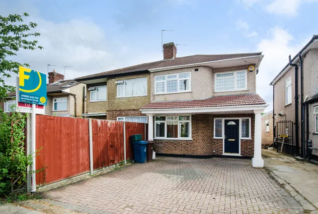 51 Holyrood Avenue, Harrow, photo 1