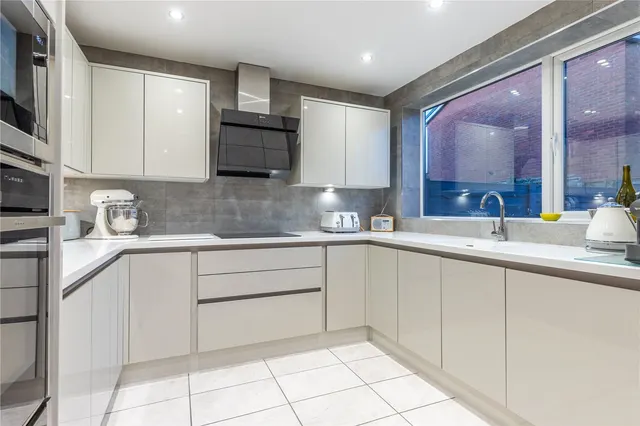 Barnside Close, Bury, BL9, photo 3