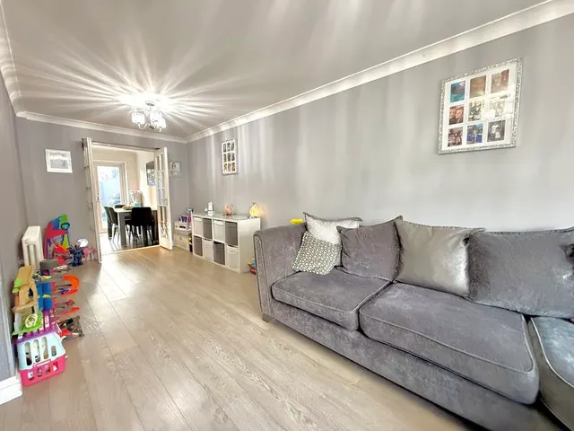 Photo 2 — Palma Close, Dunstable LU6 1BU