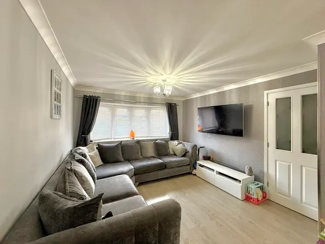 Photo 3 — Palma Close, Dunstable LU6 1BU