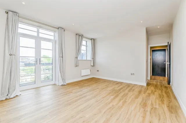 Romilly Crescent, Cardiff, photo 1