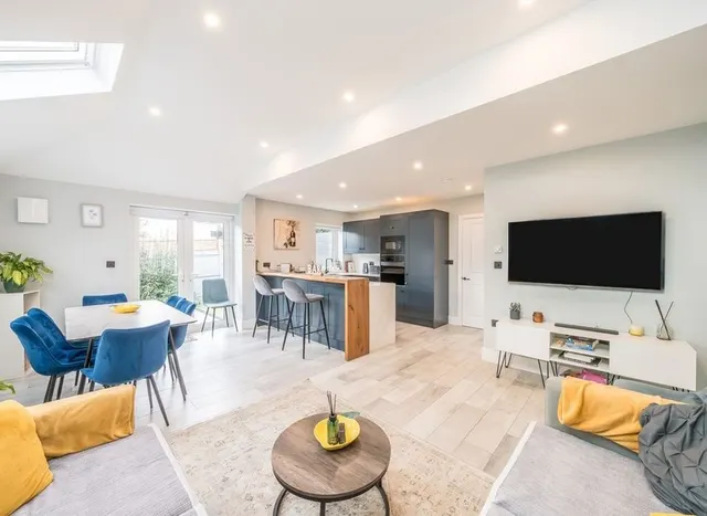 Almond Grove, Brentford, TW8, photo 3