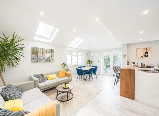 Almond Grove, Brentford, TW8, photo 2