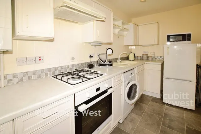 Greenacres North Parade, RH12, photo 2