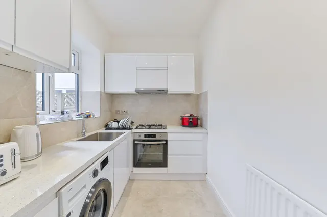Photo 2 — 185c Southampton Way, London