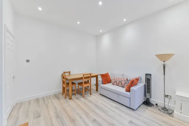 Photo 3 — 185c Southampton Way, London