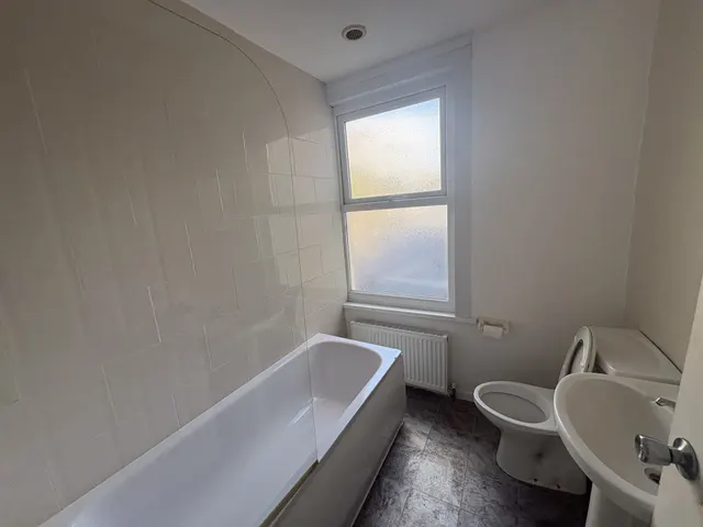 Ashford Road, PL4, photo 3