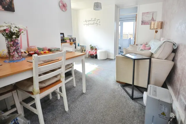 Swallowtail Road, Horsham, RH12, photo 3