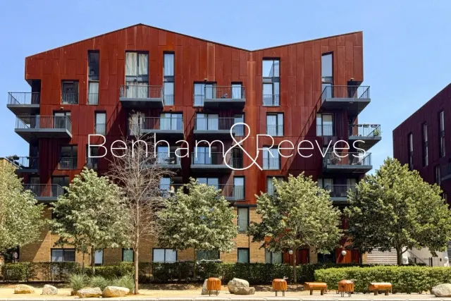 3 bedroom flat, Whiting Way, Surrey Quays, SE16