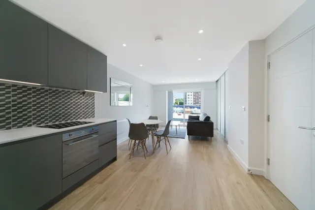 Caversham Road, Colindale, NW9, photo 2