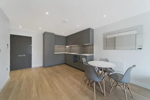 Caversham Road, Colindale, NW9, photo 3
