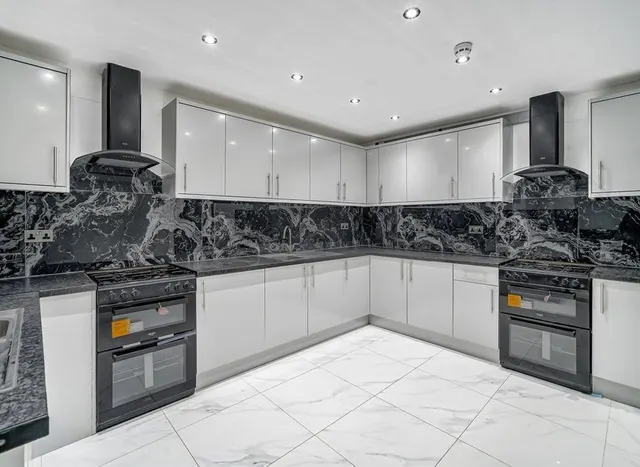 Photo 2 — Rushdene Close, Northolt, UB5