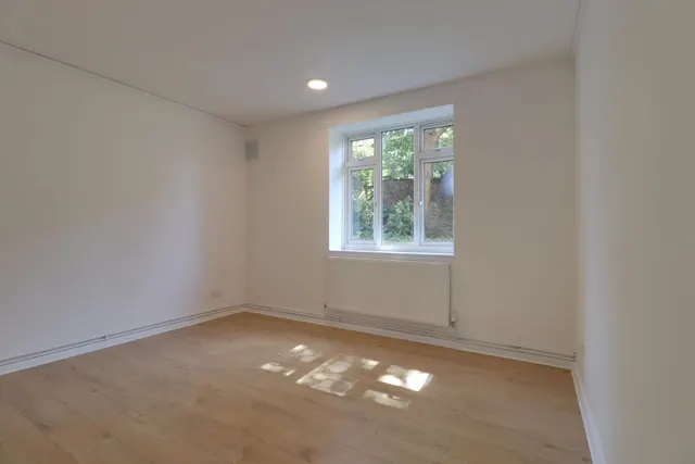 Jebb Avenue, London, SW2, photo 3