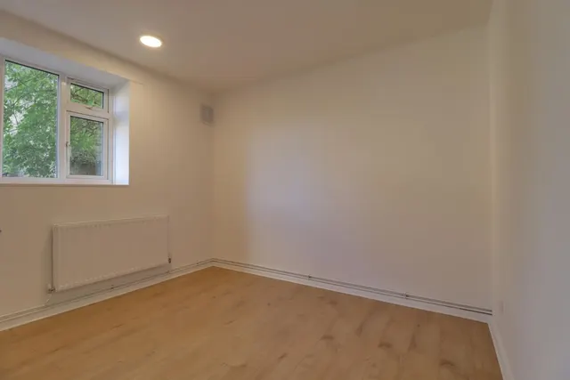 Jebb Avenue, London, SW2, photo 2