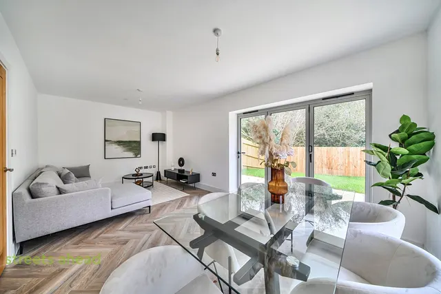 Fairoak Close, Kenley, CR8, photo 1
