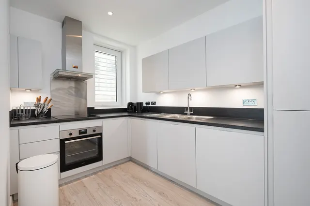 Photo 3 — Apartment 101, Bouchon Point, London