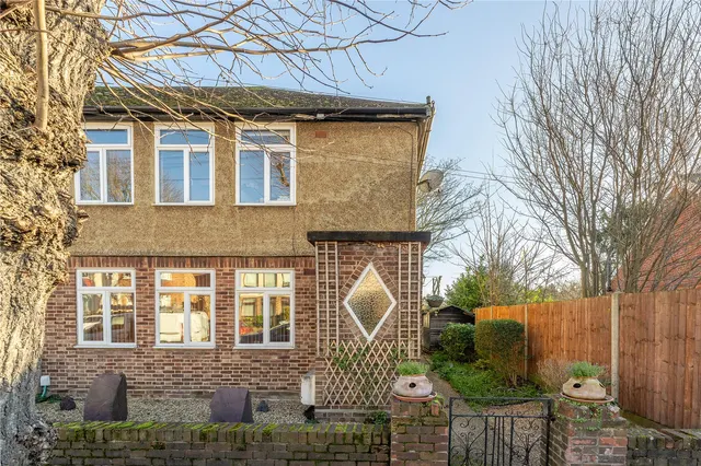 Warfield Road, Hampton, TW12 2AY, photo 1