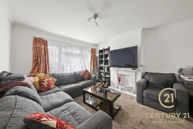 Regent Avenue, UB10, photo 2