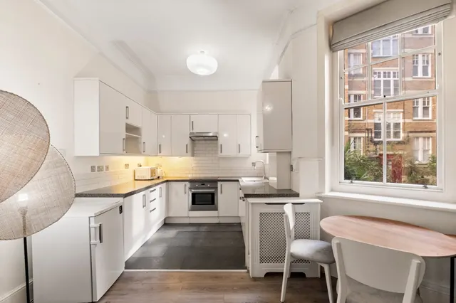 Hammersmith Road, London, W14, photo 3