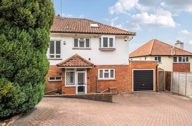 Coulsdon Road, Coulsdon CR5 2LB, photo 1