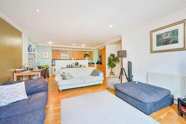 Brentford, TW8, photo 3