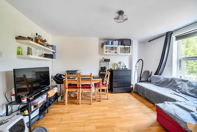 Photo 2 — Flat 2, 54 Station Road, London
