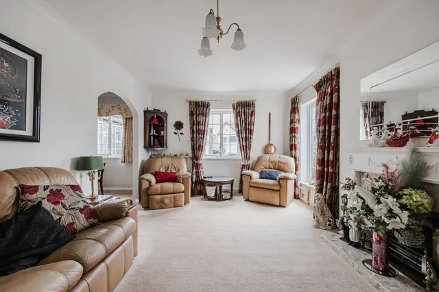 Mature Family Home a Few Minutes' Wal, photo 3