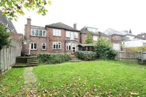 Photo 2 — 6 bedroom Detached for sale
