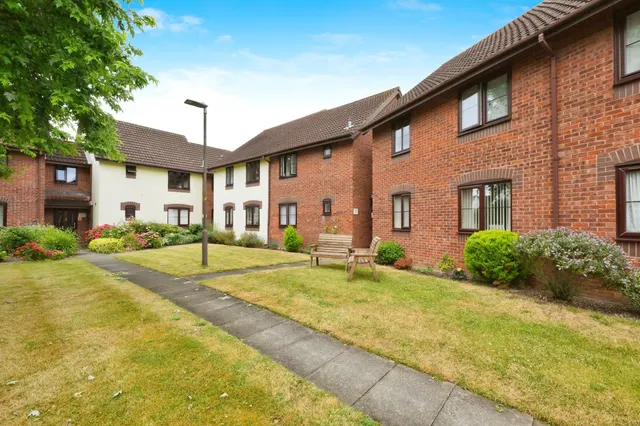 High Road, Broxbourne, photo 1