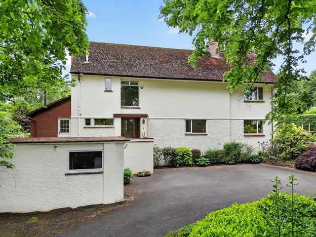 Photo 2 — The Hirsel, 21 Greenfield Avenue, Alloway, KA7 4NP