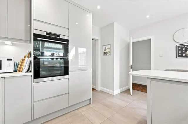 with 4 bedrooms in Stansted, CM24, photo 3