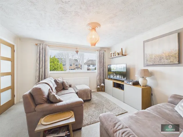 Hardy Close, Pound Hill, photo 2