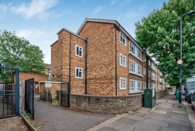 Carlton Road, W4, photo 1