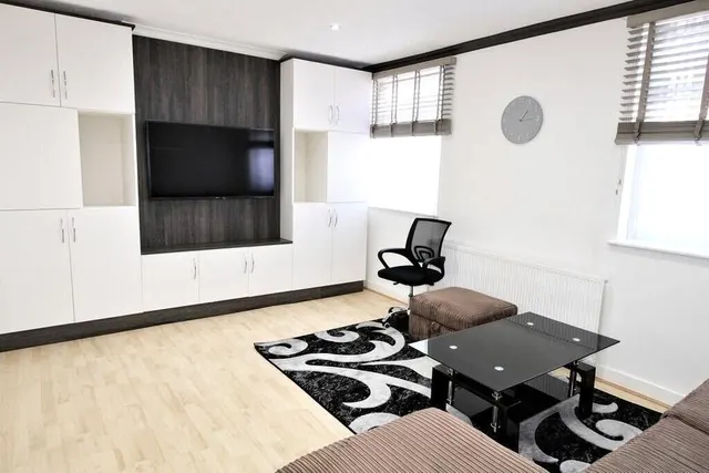 Feltham Hill Road, Ashford, TW15, photo 2