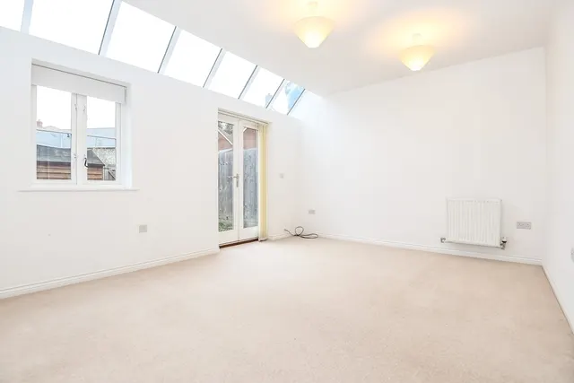 Photo 3 — Winton Close, Winchester SO22